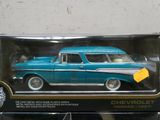 maquette d'une voiture bleue dans une boîte posée sur une table