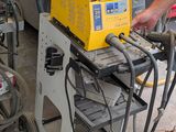 un homme qui travaille sur une machine dans le garage