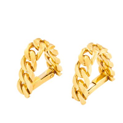 une paire de boucles d'oreilles en or avec un maillon de chaîne