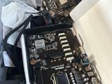 un ordinateur portable posé sur une pile d'appareils électroniques