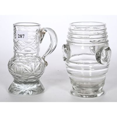 deux vases en verre posés l'un à côté de l'autre sur une table