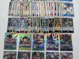 Une grande collection de cartes à collectionner Pokémon est exposée sur une table.