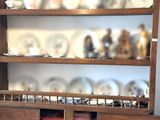 une armoire en bois sur laquelle sont posées de nombreuses assiettes