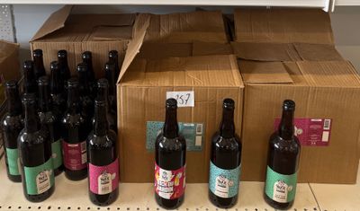 de nombreuses bouteilles de bière posées sur une étagère dans un magasin