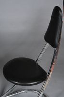 Suite de trois chaises en métal chromé tubulaire, assises et… (photo 4)