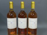 trois bouteilles de vin posées l'une à côté de l'autre sur une table