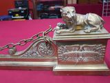 une statue de lion enchaînée, posée sur une table