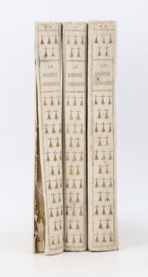 trois livres superposés sur une surface blanche