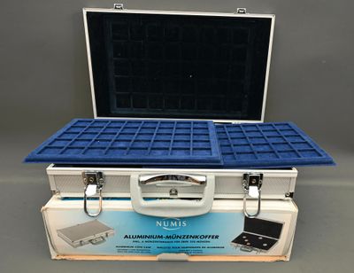 une mallette contenant un ordinateur portable, posée sur une table