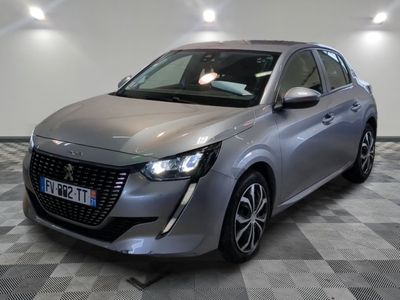 la voiture argentée est garée sur un sol en damier dans le garage
