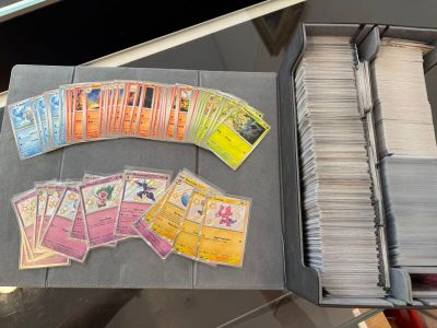 un lot de cartes posées sur une table