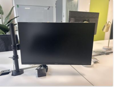 un écran d'ordinateur posé sur un bureau sur lequel se trouve un autre écran