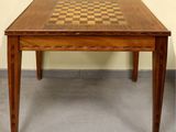 une image représentant une table en bois sur laquelle est posé un échiquier