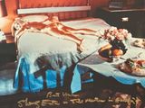 une photo d'une femme allongée sur un lit sur lequel se trouvent des plats