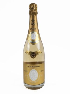 gros plan d'une bouteille de champagne sur fond blanc