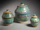 trois vases posés l'un à côté de l'autre sur une table