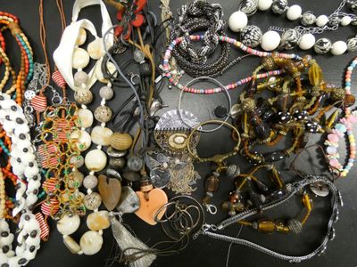 de nombreux colliers et bracelets différents disposés sur une table