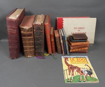 plusieurs livres sont empilés sur une table