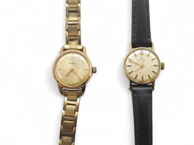 une image d'un couple de montres assises l'une à côté de l'autre