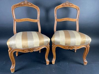 Paire de chauffeuses en bois mouluré et sculpté de style Lou…