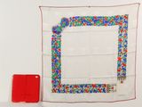 une nappe blanche sur laquelle est posé un cadre photo