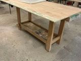 une table en bois dans un garage