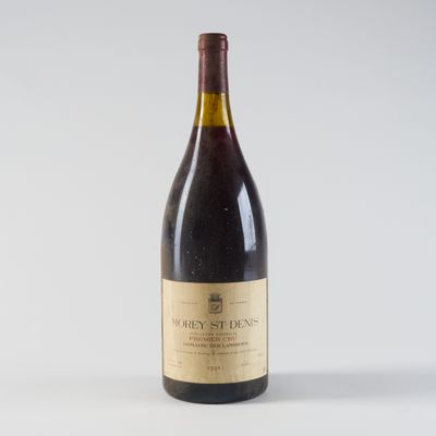 une bouteille de vin posée sur une table