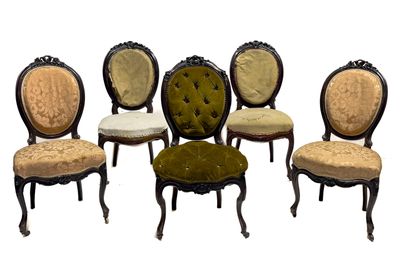 six chaises anciennes sont alignées en rangée sur un fond blanc