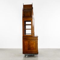 Une bibliothèque ou vitrine exceptionnelle, en noyer, ornée … (photo 5)