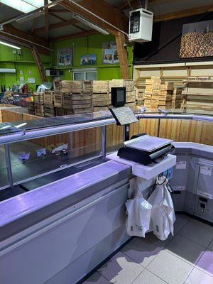 une vitrine au milieu d'un magasin, remplie d'articles