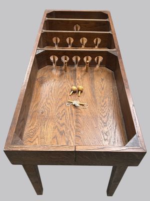 une table en bois sur laquelle se trouve un trousseau de clés