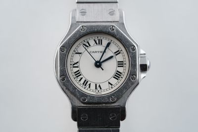 une image d'un gros plan d'une montre-bracelet avec des chiffres romains