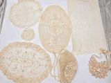 une feuille de papier sur laquelle figurent différents types de napperons