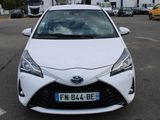 une Toyota Prius blanche garée sur un parking