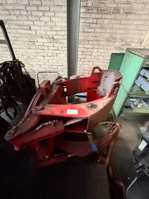 une photo d'un tracteur rouge dans un garage
