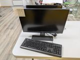 un clavier et un écran posés sur une table