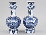 une paire de vases bleus et blancs ornés d'un paysage
