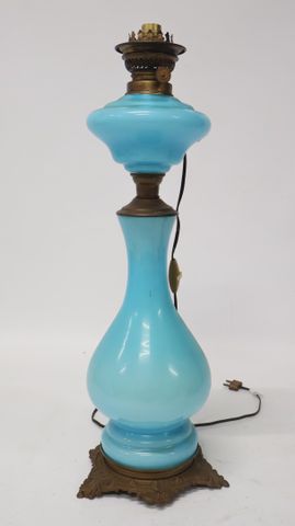 Lampe à pétrole opaline bleu électrifié. Partie du haut à refixer...