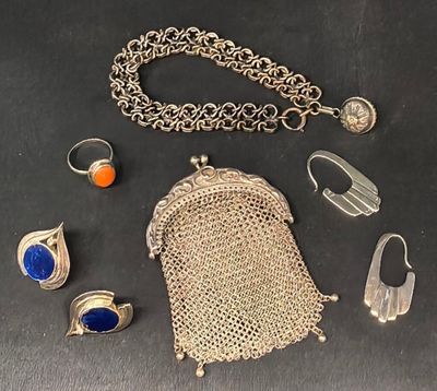 un assortiment de bijoux en argent, notamment des bagues, des bracelets et un sac à main