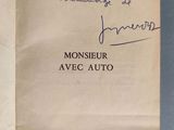 un gros plan sur un livre portant des inscriptions, posé sur une table