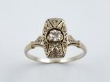 gros plan d'une bague en diamant sur fond blanc