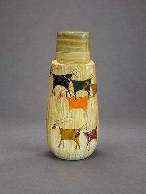 un vase orné d'une image d'animaux