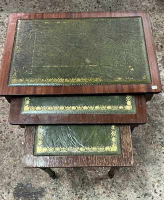 deux tables recouvertes de cuir vert, posées à même le sol