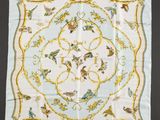 une écharpe blanche et bleue ornée d'oiseaux et de fleurs