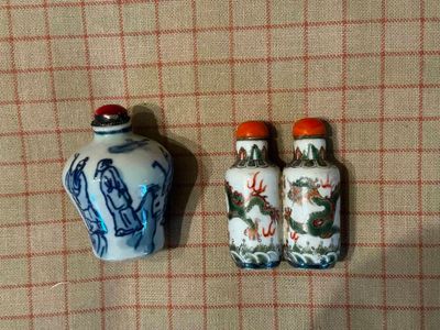 deux petits vases posés l'un à côté de l'autre sur une table