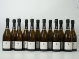 six bouteilles de vin sont alignées sur une table