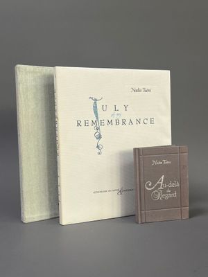 deux livres posés l'un à côté de l'autre sur une table