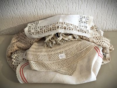 une pile de vêtements posée sur une table