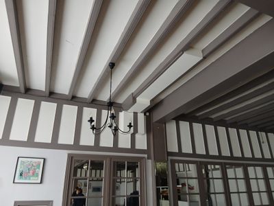 un lustre suspendu au plafond d'un salon
