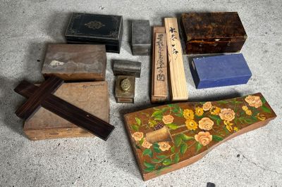 un grand nombre d'objets différents posés sur le sol
